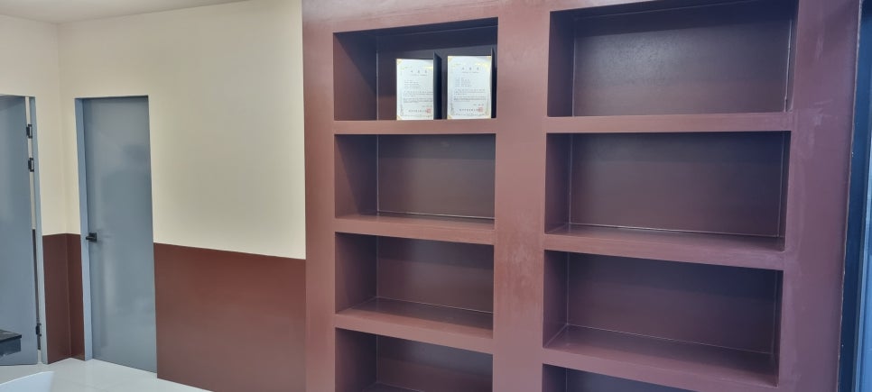 사진 5. 입구 로비 오른쪽 벽에 설치된 붙박이장으로, 손님의 가방을 보관하고 상품을 진열할 수 있도록 여러 칸의 선반으로 제작되었습니다.