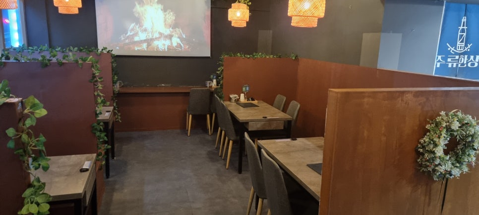 마산 회원구 주점 붙박이 의자·다찌형 테이블·파티션 목공 시공 현장