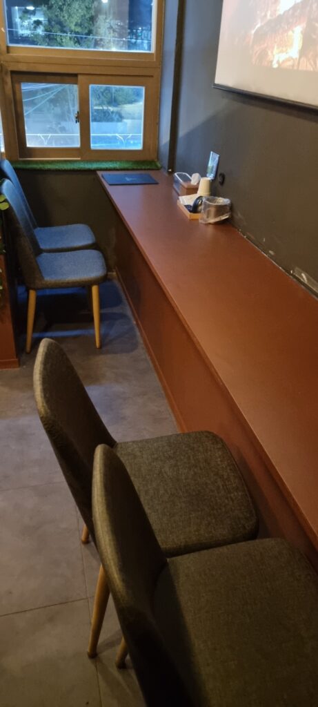 사진 8. 매장 안쪽 벽면을 따라 길게 시공한 다찌형 붙박이 테이블로, 상판을 총 30mm 두께로 제작한 모습.