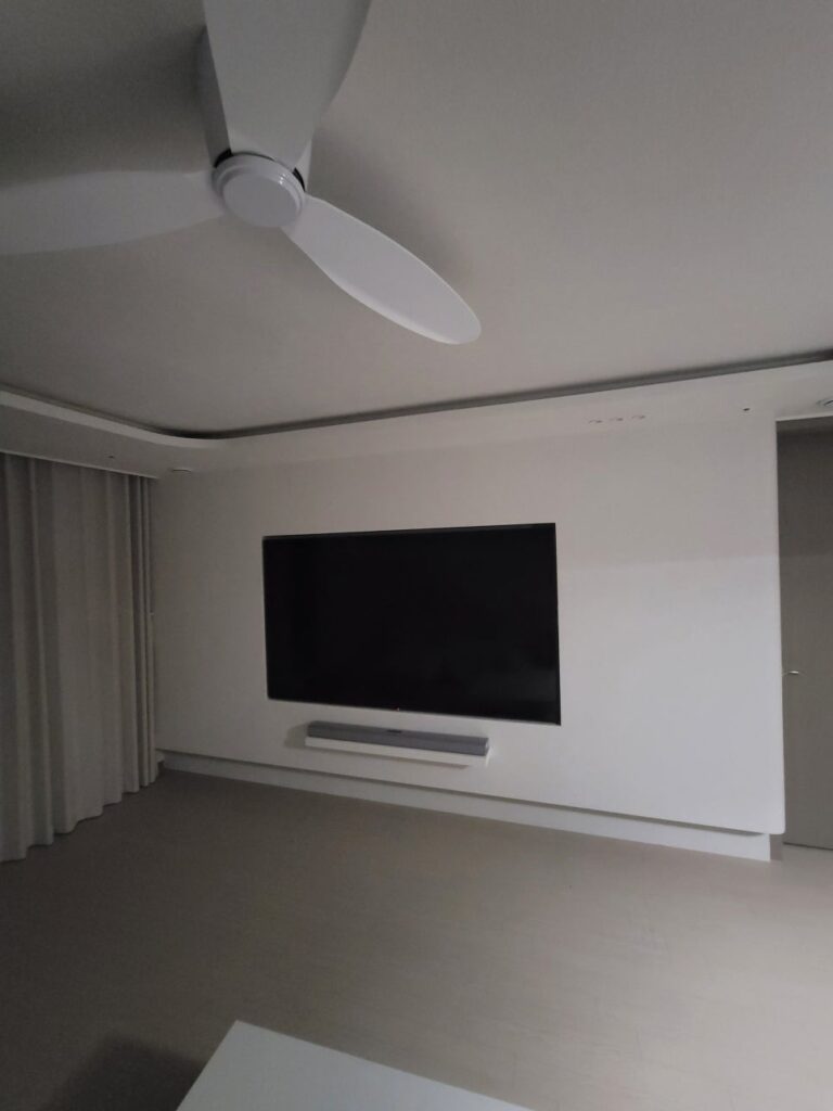 사진 8. 조명을 끈 상태에서 정면으로 바라본 TV 반매립 벽체와 TV 아래에 배치된 사운드바 선반 모습.