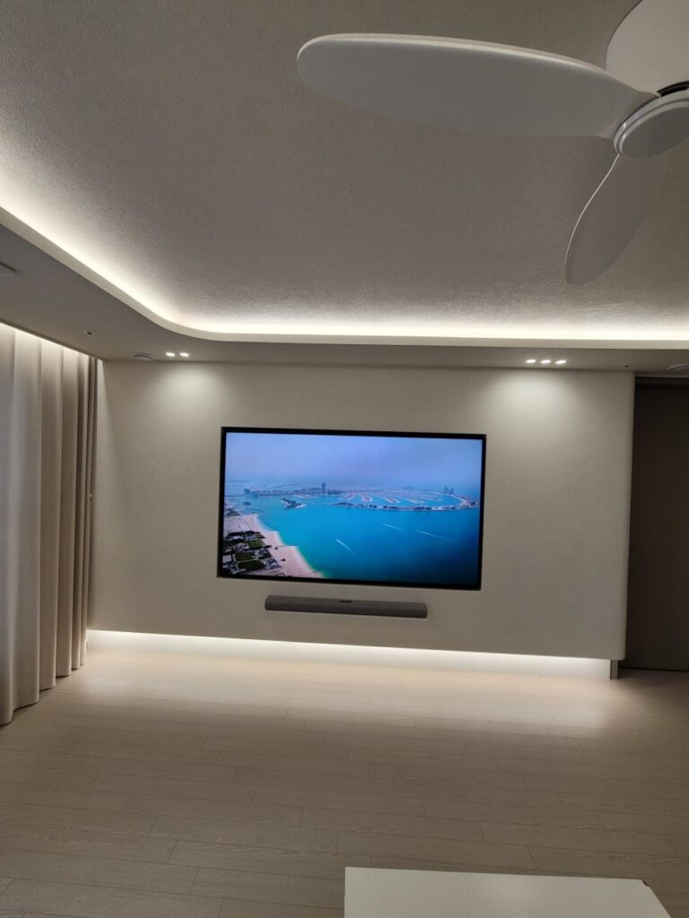 사진 4. 천장 팬이 있는 거실 정면에서 바라본 TV 반매립 벽체와 사운드바 선반으로, 사전에 제품 크기와 타공 위치를 확인해 제작된 모습.