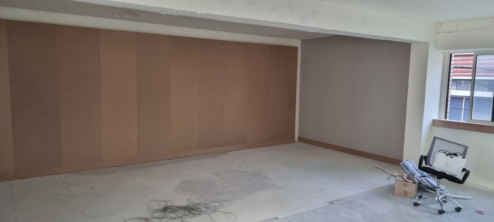 사진 25. 정면에는 간접조명 거울이 설치될 돌출 벽체가 만들어지고, 옆면에는 조명 없이 거울이 붙을 벽이 마감된 모습입니다.