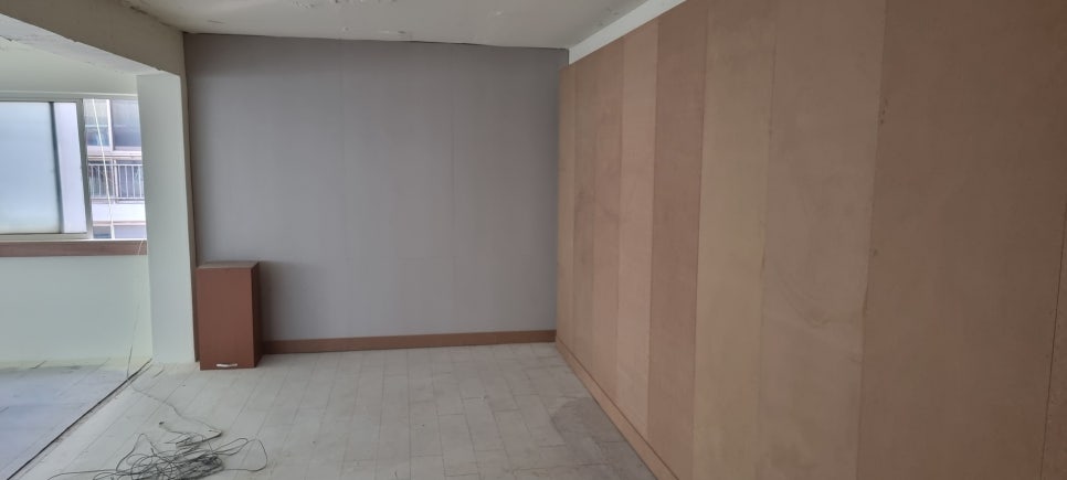 사진 26. 입구 쪽에 탈의실과 탕비실을 구분하는 벽체가 완성되고, 각각의 내부 공간이 나뉜 마감 전 상태입니다.