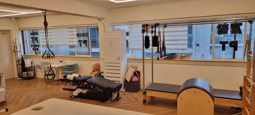 사진 14. 필라테스 기구 옆 벽면을 따라 길게 제작된 선반으로, 폭을 짧게 잡아 운동 공간을 넓게 유지한 모습입니다.