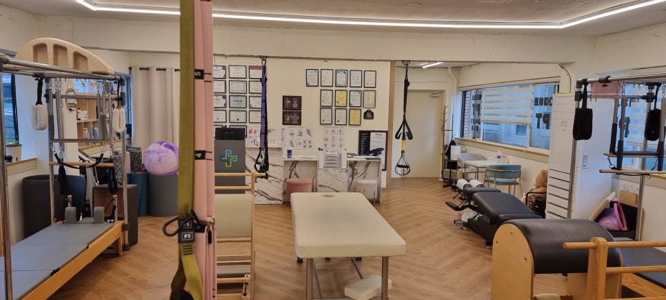 사진 2. 센터 안쪽에서 입구 방향을 바라본 모습으로 운동 기구와 테이블, 벽면 수납 공간이 배치되어 있습니다.
