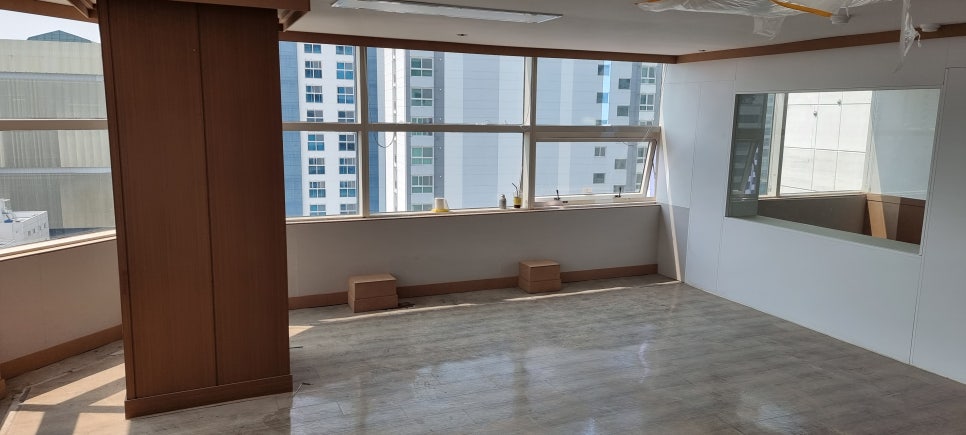 사진 3. 철거되어 있던 창틀 하부를 새 벽체로 마감하고, 천장의 체리색 몰딩 앞에는 가림 구조물을 설치한 모습입니다.