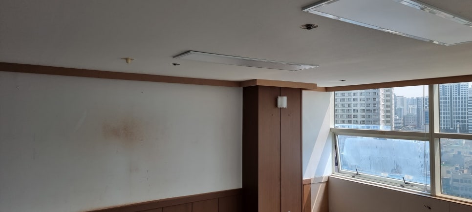사진 8. 체리색 몰딩을 가리기 위한 구조물을 벽과 창가를 따라 길게 시공했으며, 이후 간접조명이 설치될 예정인 상태입니다.