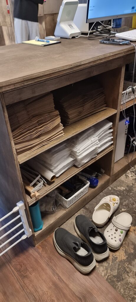 사진 7. 카운터 수납장을 가까이서 본 모습으로, 상판은 두 겹으로 제작했고 내부 선반은 높이를 바꿀 수 있는 가변형 구조로 구성되어 있습니다.