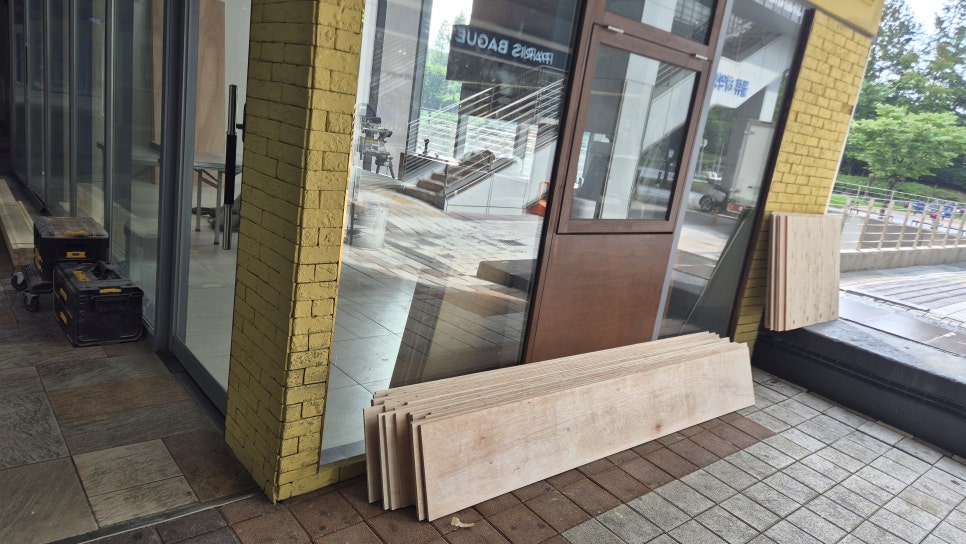 사진 14. 가게 외부 복도 쪽에 작업에 사용할 목재 자재를 세워두고 준비한 모습으로, 좁은 매장 내부 공간을 보완하기 위해 자재를 외부에 배치했습니다.